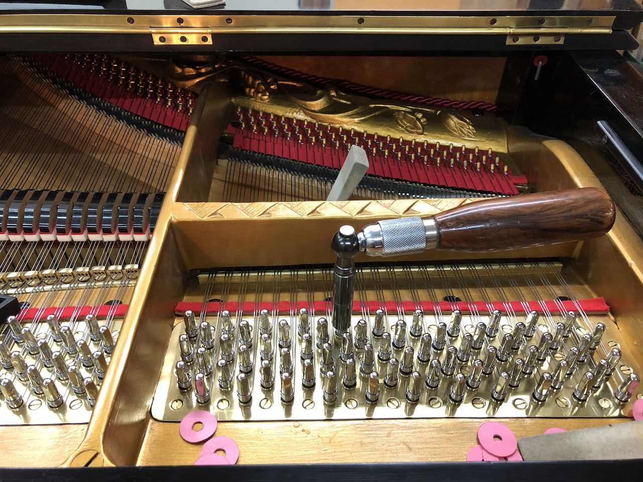 Stimmhammer zwischen den Wirbeln eines Flügels