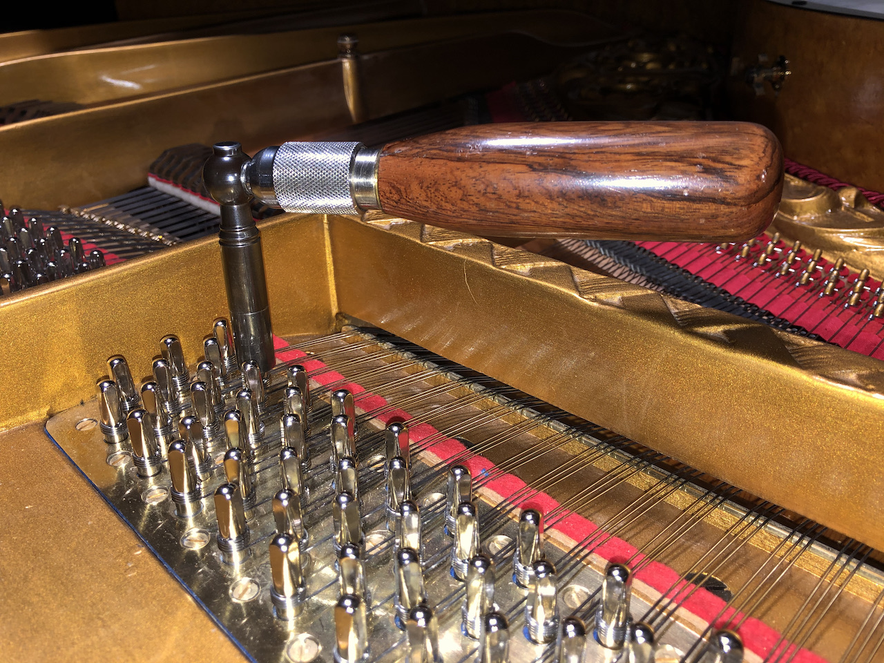 Stimmhammer auf dem Stimmstock eines Flügels