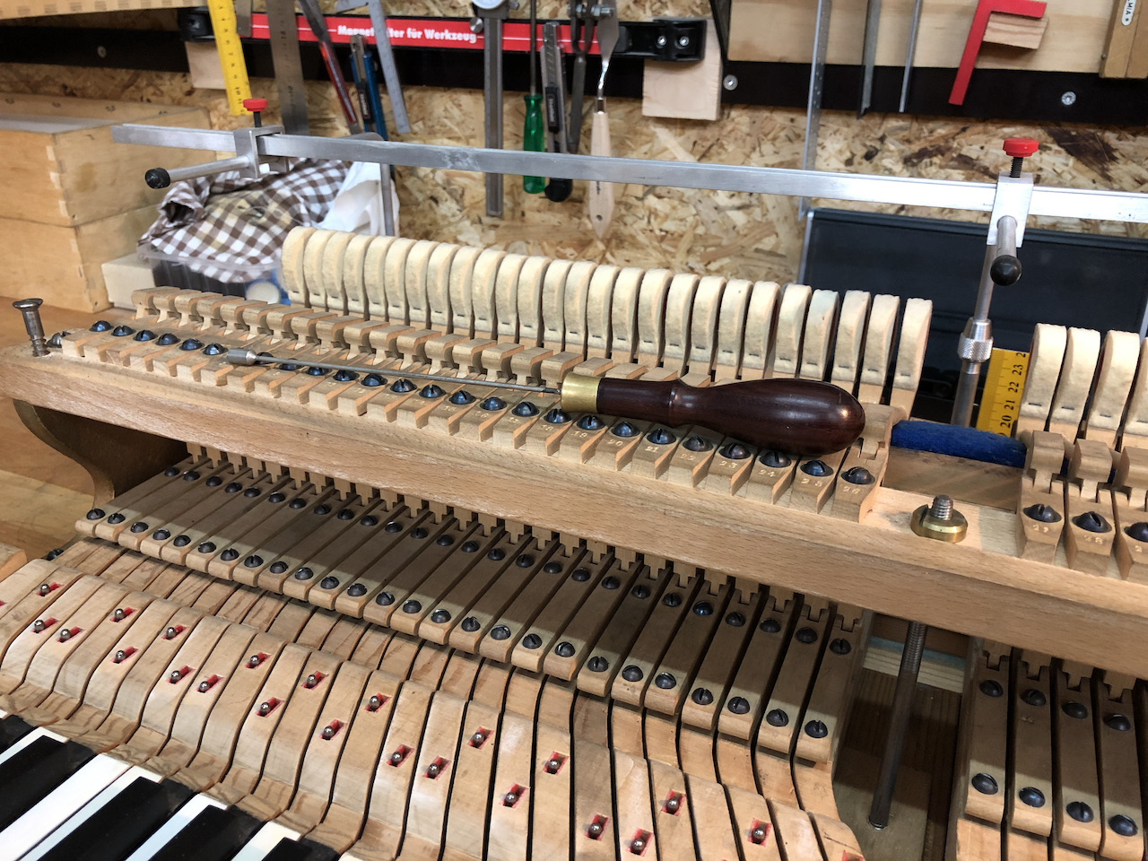 Ausgebaute Klaviermechanik auf der Werkbank