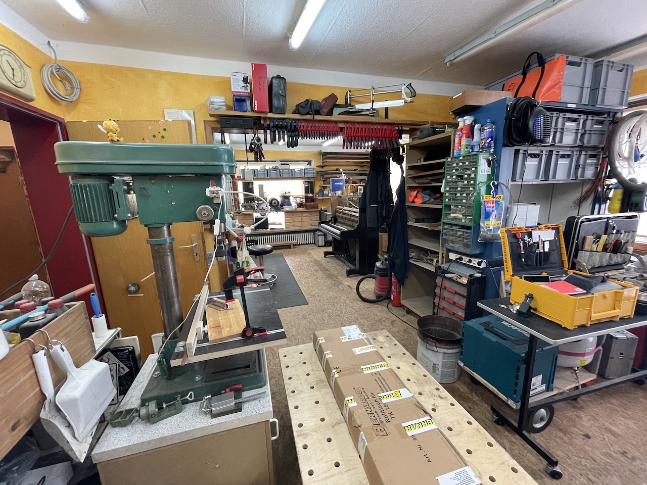 Maschinenraum der Werkstatt mit Ständerbohrmaschine