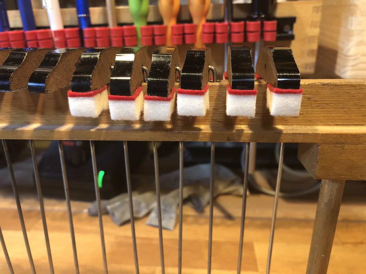 Hammerköpfe mit Filz und Leder in der Mechanik